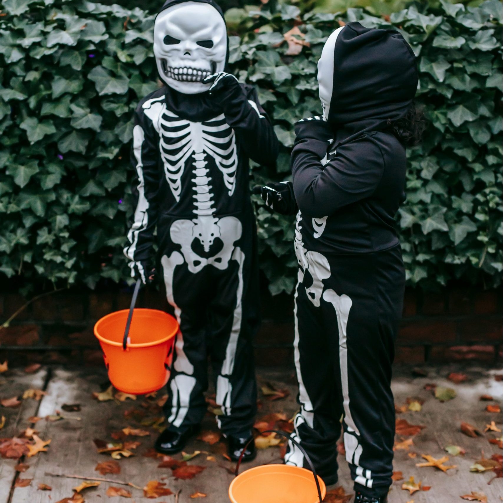 EDP-TN-SPIRIT-HALLOWEEN-square 2 children dressed up at skeletons